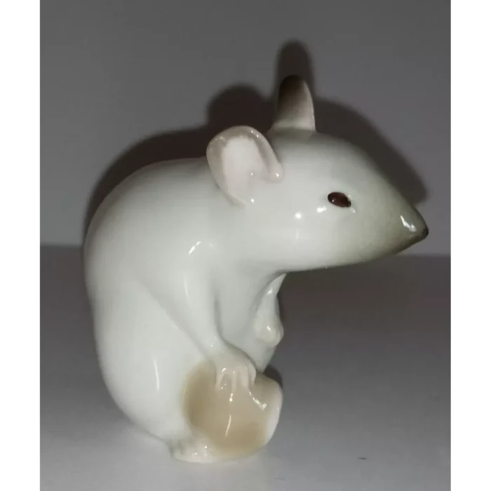 Mouse with Nut